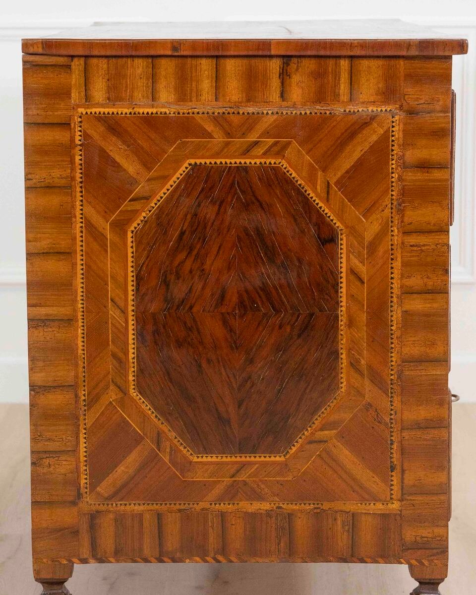 Modenese 18th-century Louis XVI walnut chest of drawers with various woods and inlays - JAA