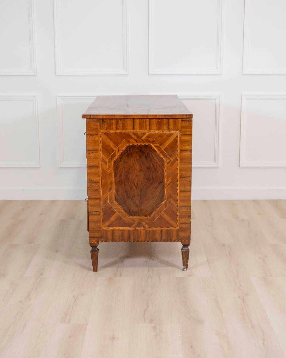 Modenese 18th-century Louis XVI walnut chest of drawers with various woods and inlays - JAA