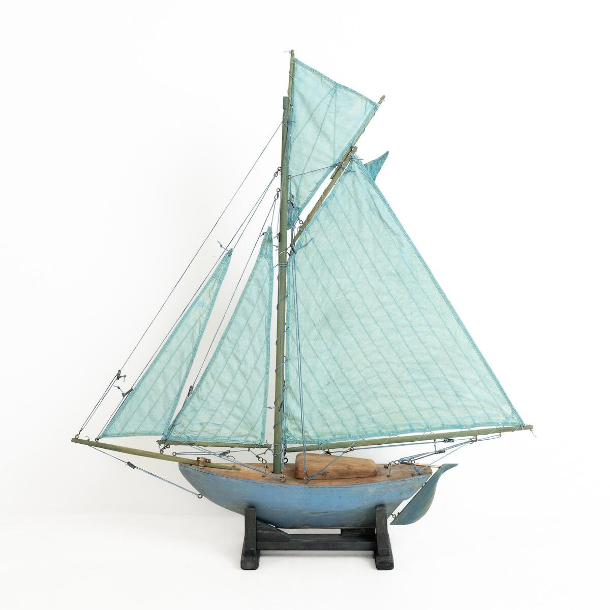 Carved Wooden Gaff Cutter Pond Yacht with original paint. England, circa 1940. - JAA