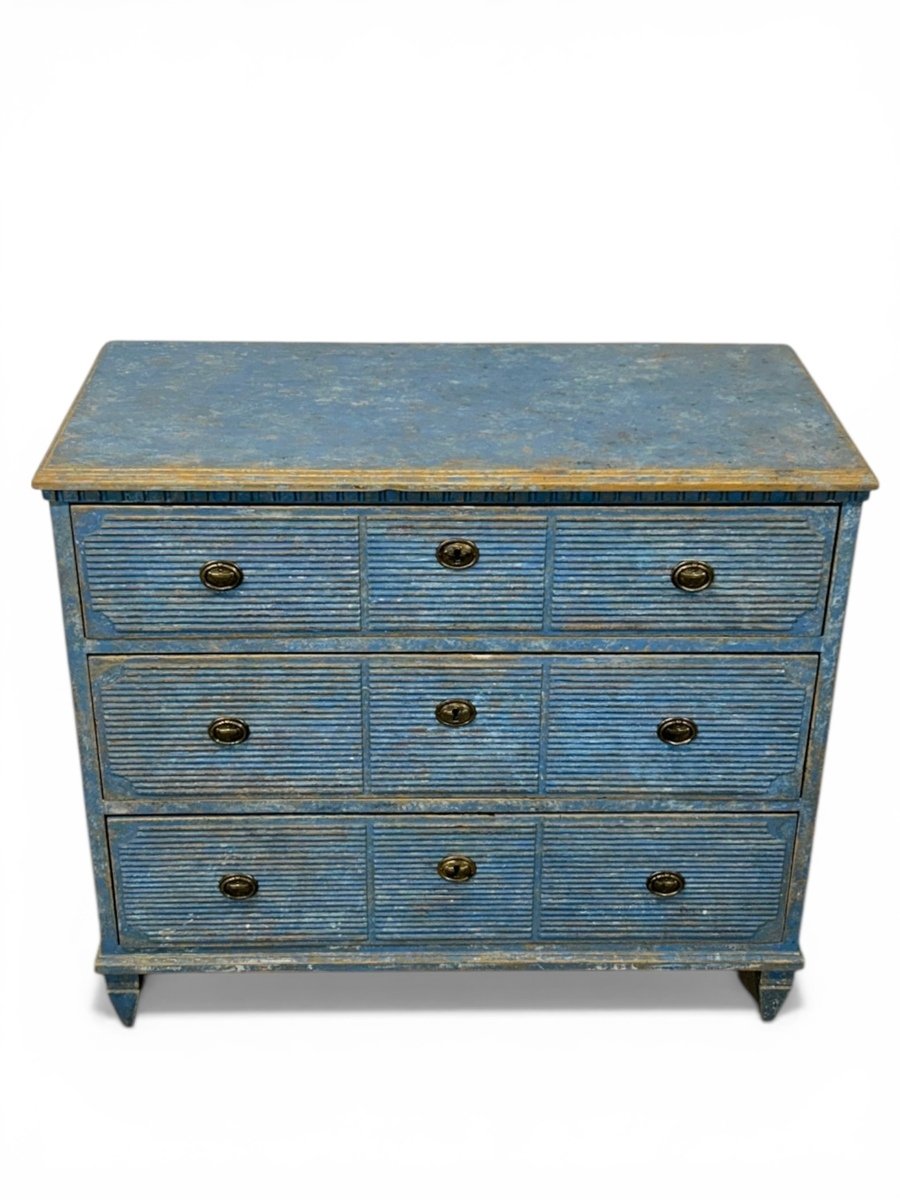 A beautiful and simple Swedish chest of drawers in a light blue with a deep patina - JAA