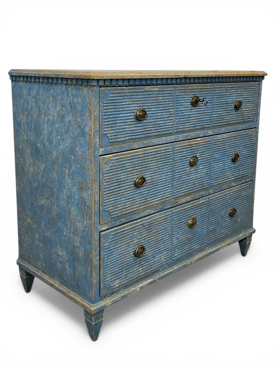 A beautiful and simple Swedish chest of drawers in a light blue with a deep patina - JAA