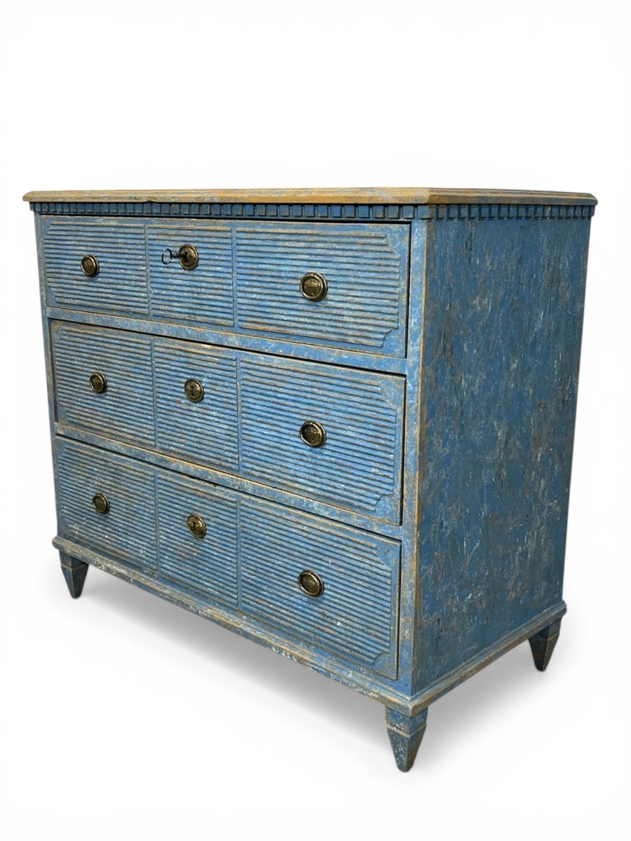 A beautiful and simple Swedish chest of drawers in a light blue with a deep patina - JAA