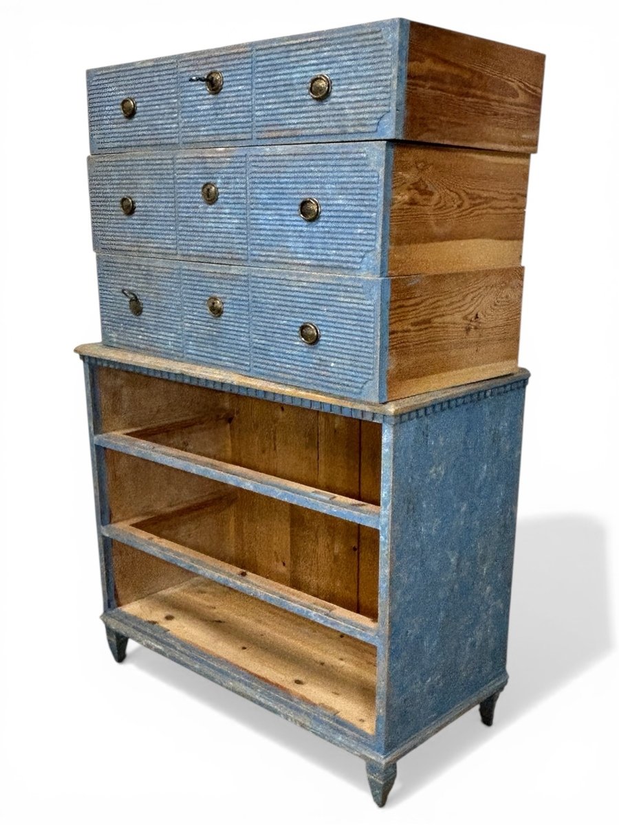 A beautiful and simple Swedish chest of drawers in a light blue with a deep patina - JAA