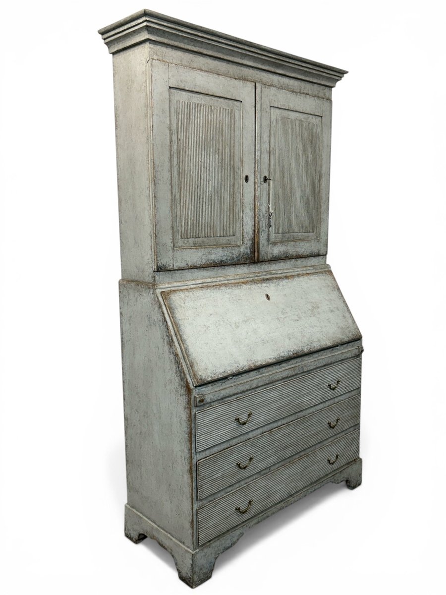 A beautiful antique two-piece light grey cupboard. - JAA