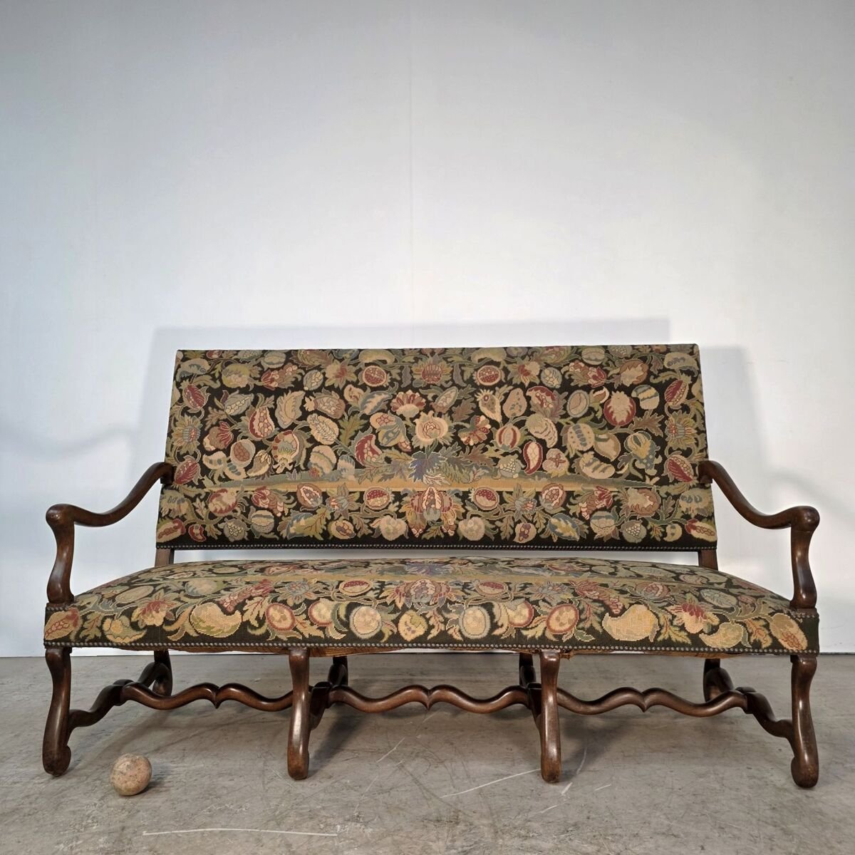 Elegant 19th walnut sofa - JAA