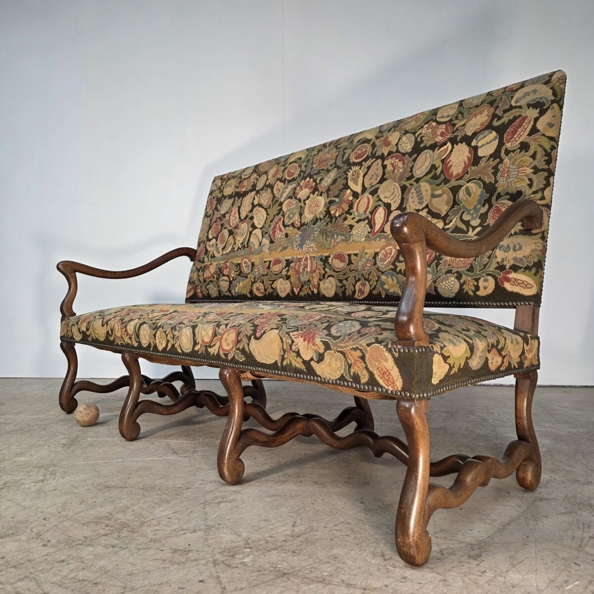 Elegant 19th walnut sofa - JAA