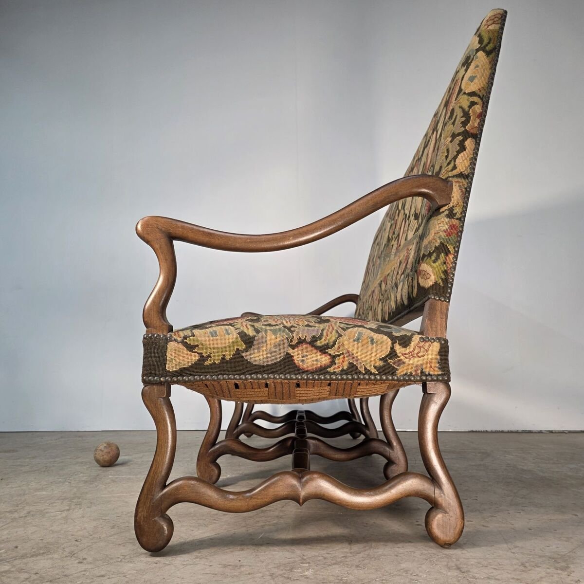 Elegant 19th walnut sofa - JAA