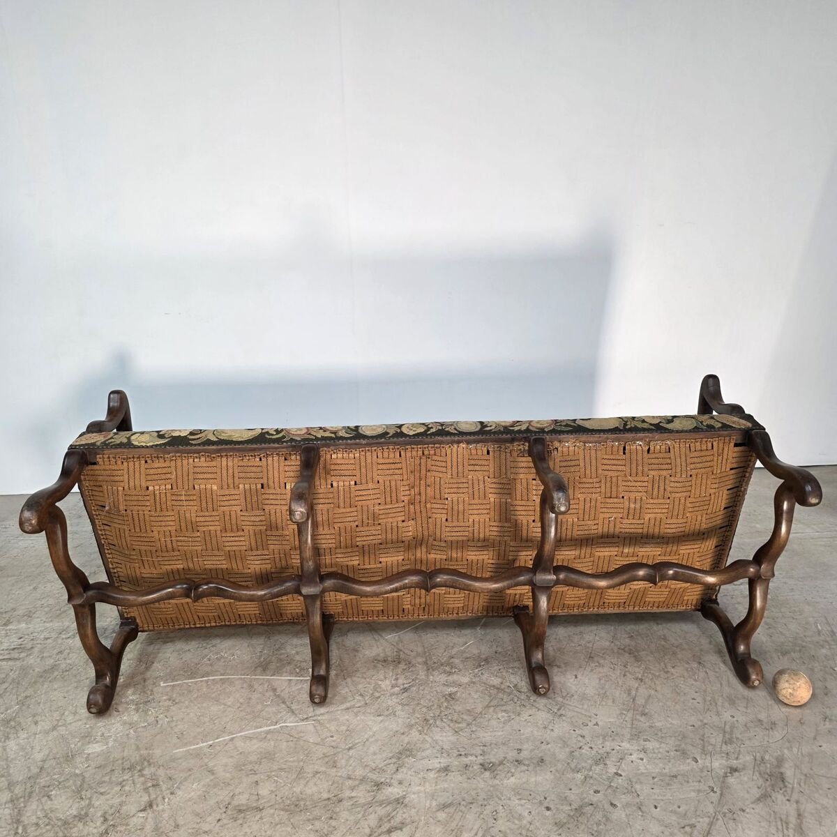Elegant 19th walnut sofa - JAA