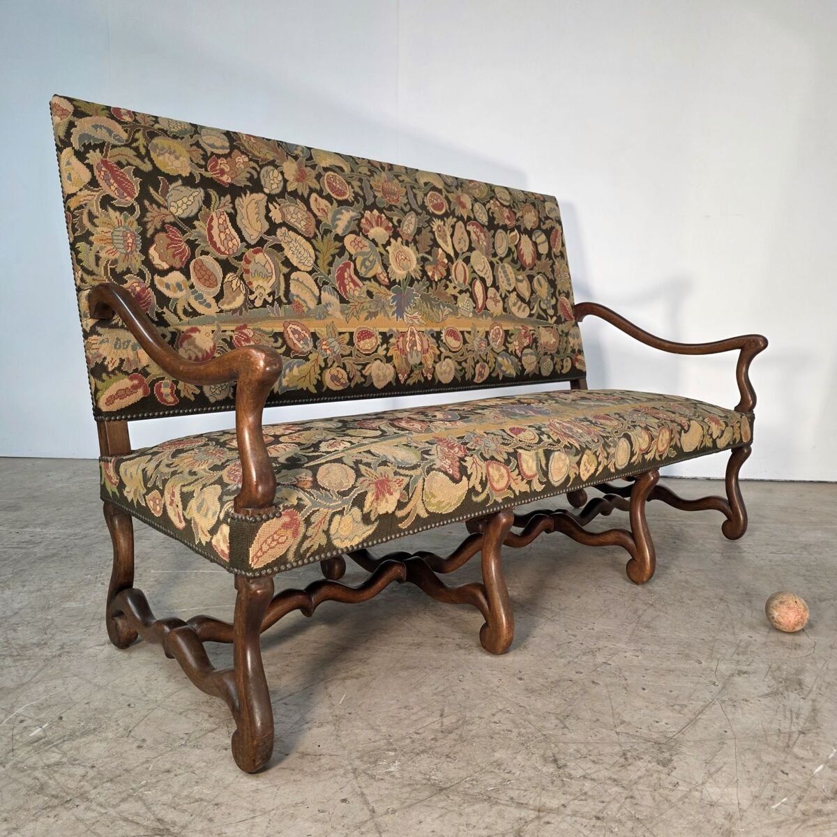 Elegant 19th walnut sofa - JAA