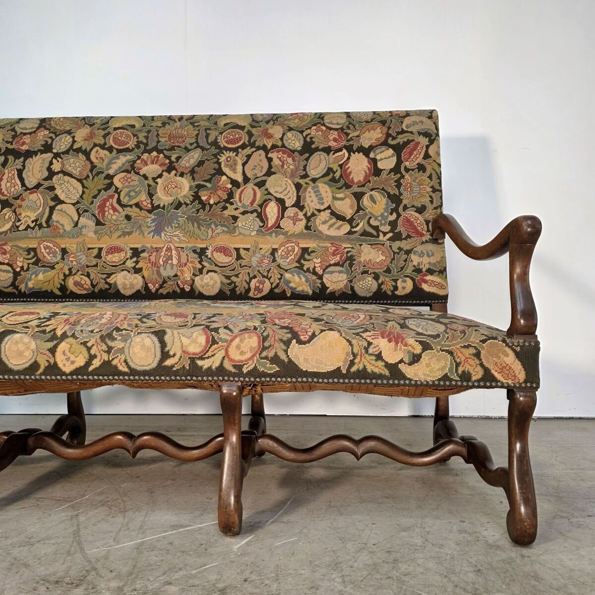 Elegant 19th walnut sofa - JAA
