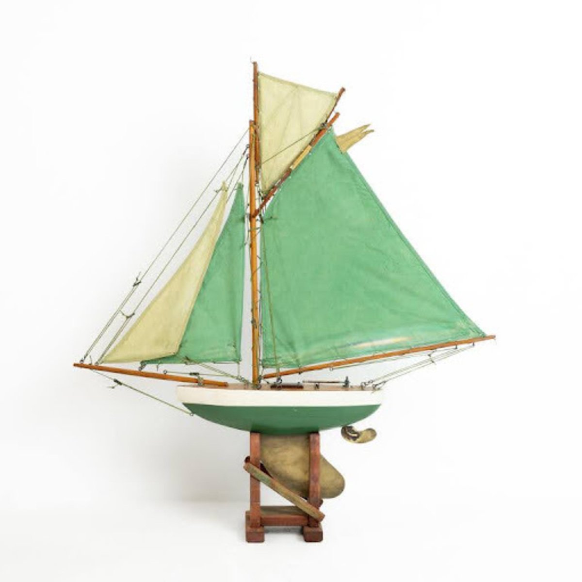 Kangaroo' carved wooden Gaff Cutter Pond Yacht with two-tone original paint. England, circa 1930. - JAA