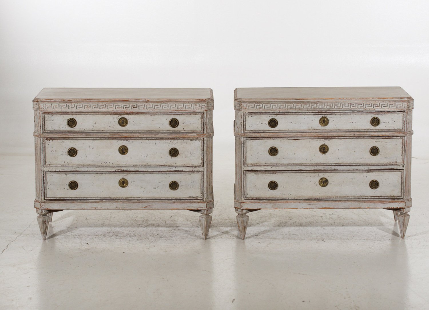 Beautiful pair of richly carved chests of drawers, circa 100 years old. - JAA