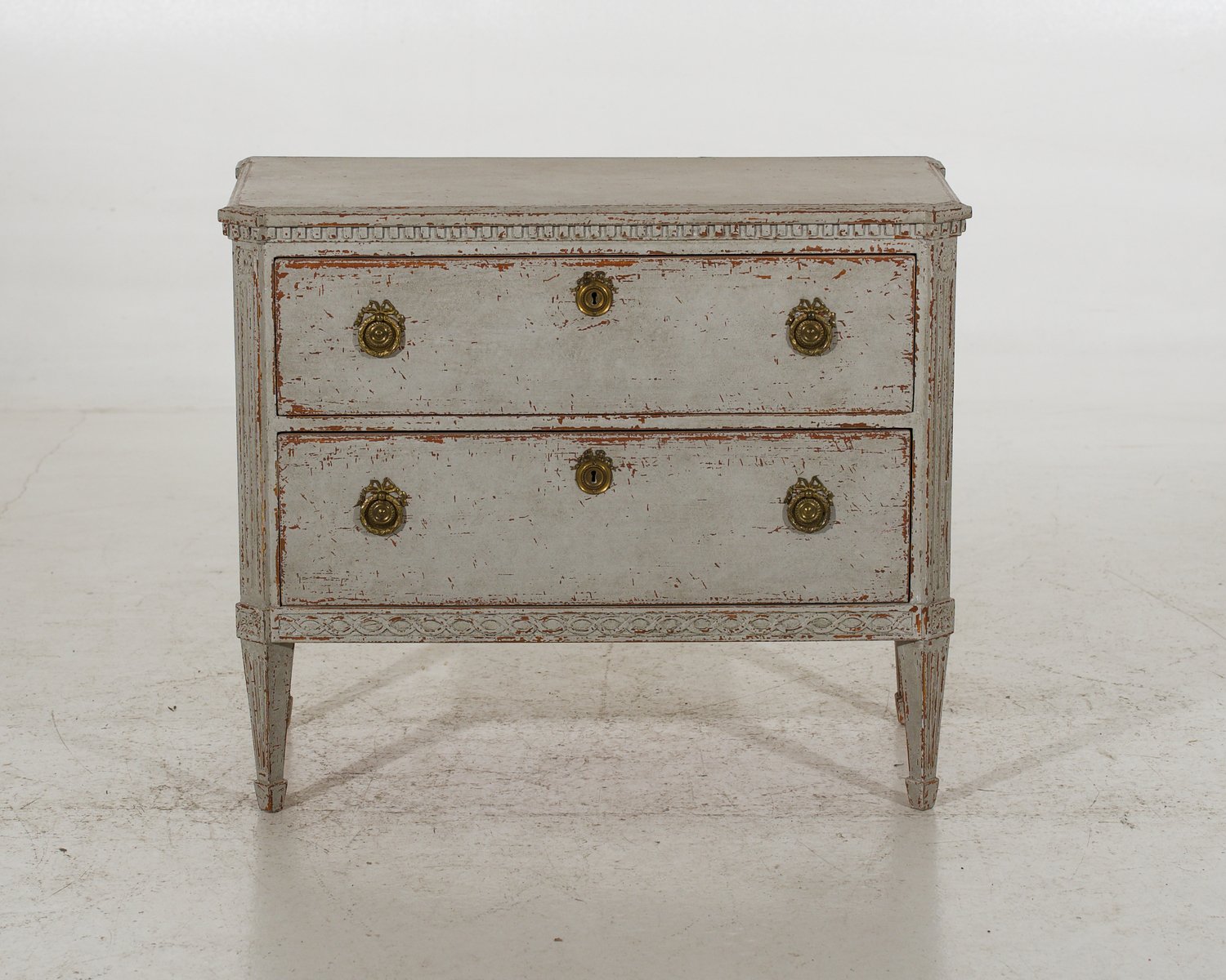 Charming chest of drawers with decorative carvings, 19th Century - JAA