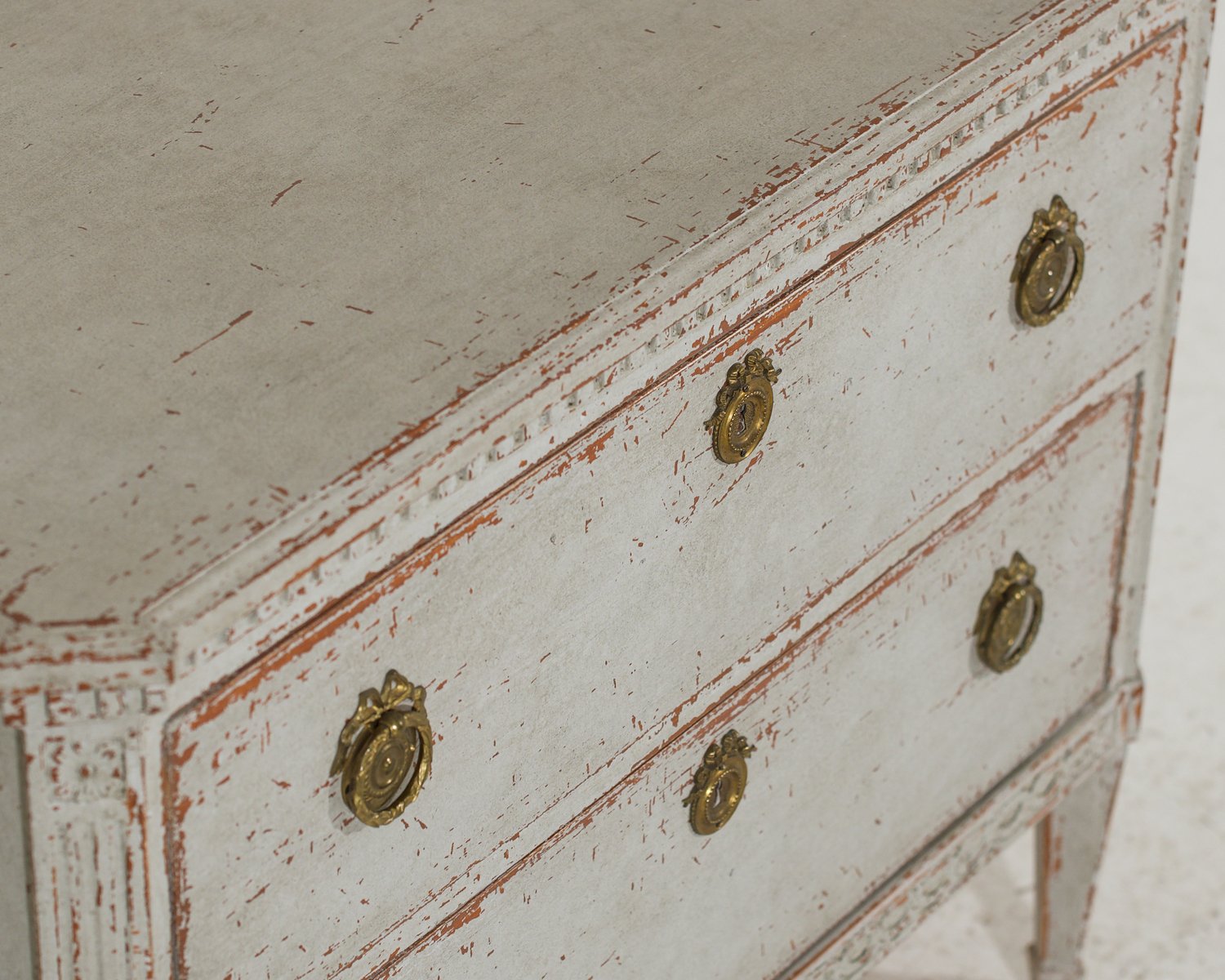 Charming chest of drawers with decorative carvings, 19th Century - JAA