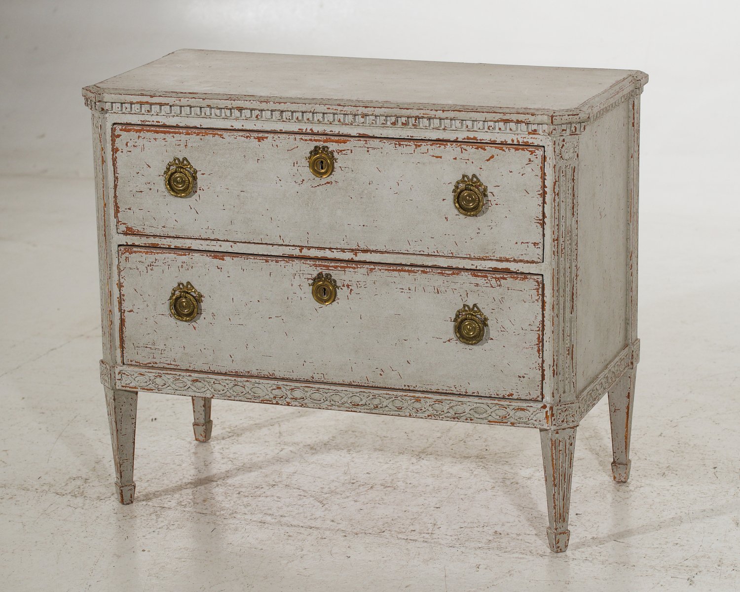 Charming chest of drawers with decorative carvings, 19th Century - JAA
