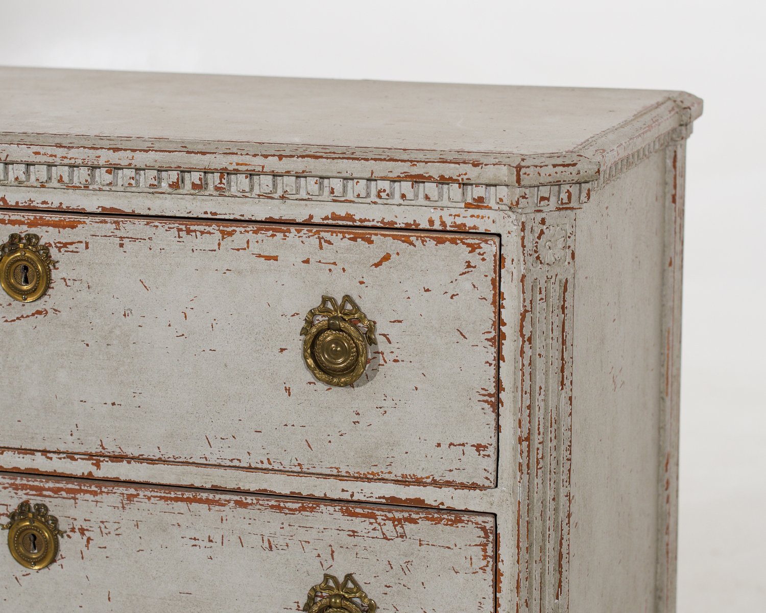 Charming chest of drawers with decorative carvings, 19th Century - JAA