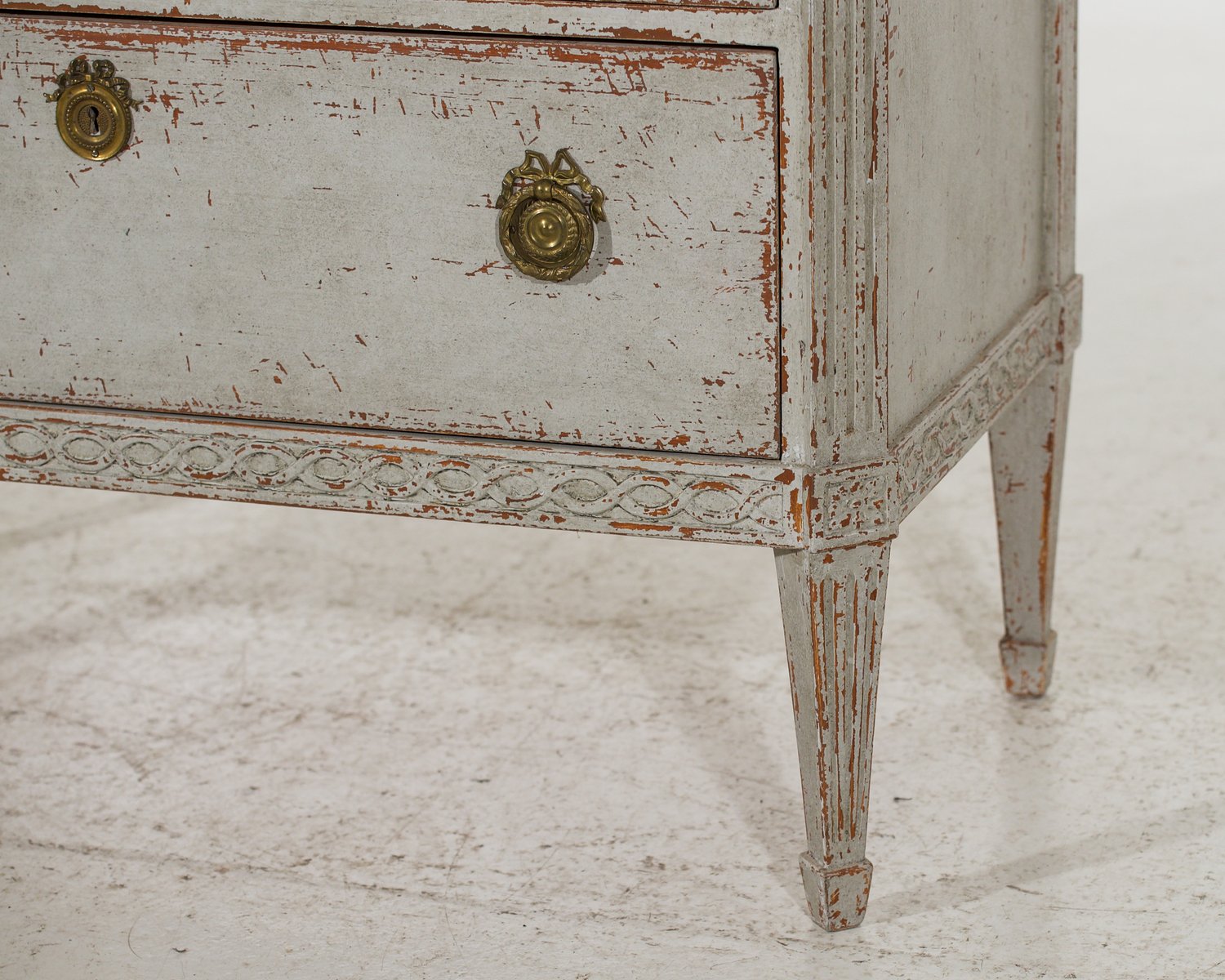 Charming chest of drawers with decorative carvings, 19th Century - JAA