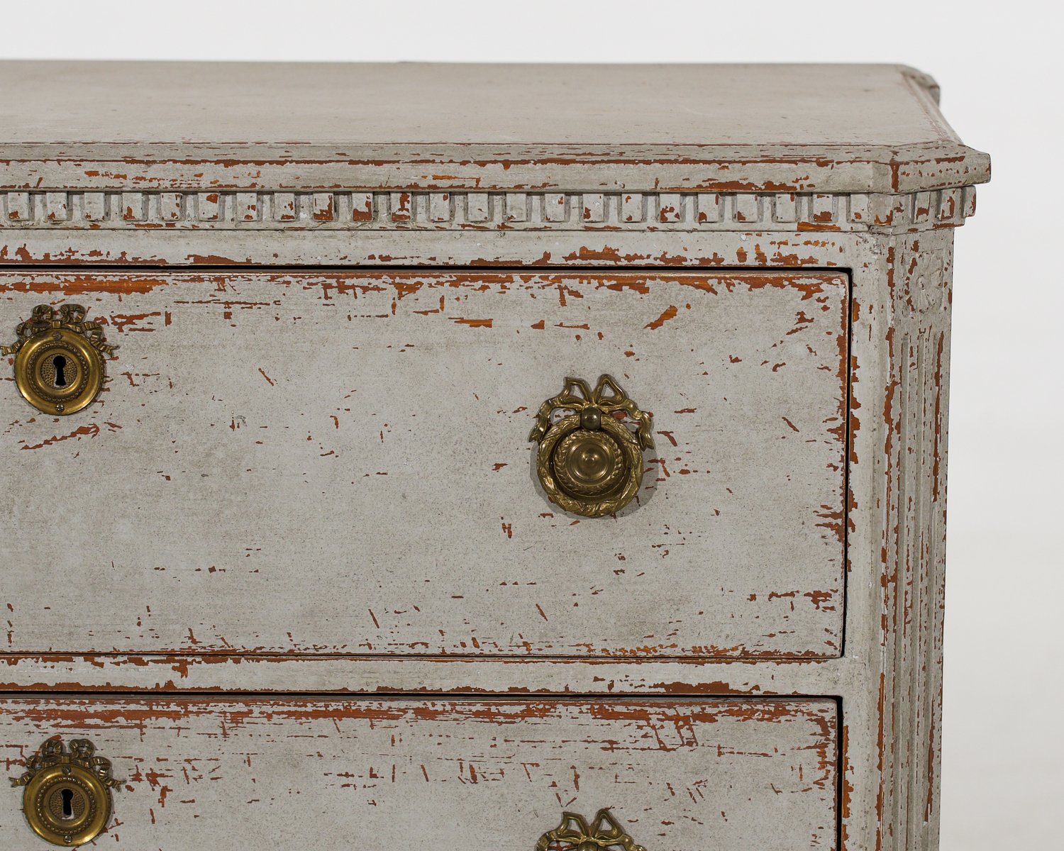 Charming chest of drawers with decorative carvings, 19th Century - JAA