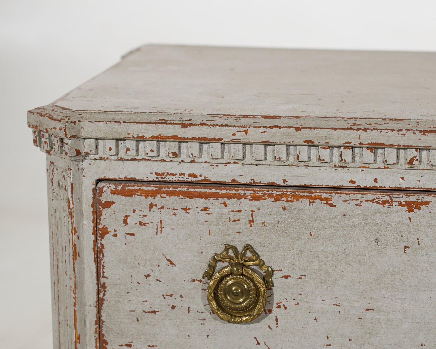 Charming chest of drawers with decorative carvings, 19th Century - JAA