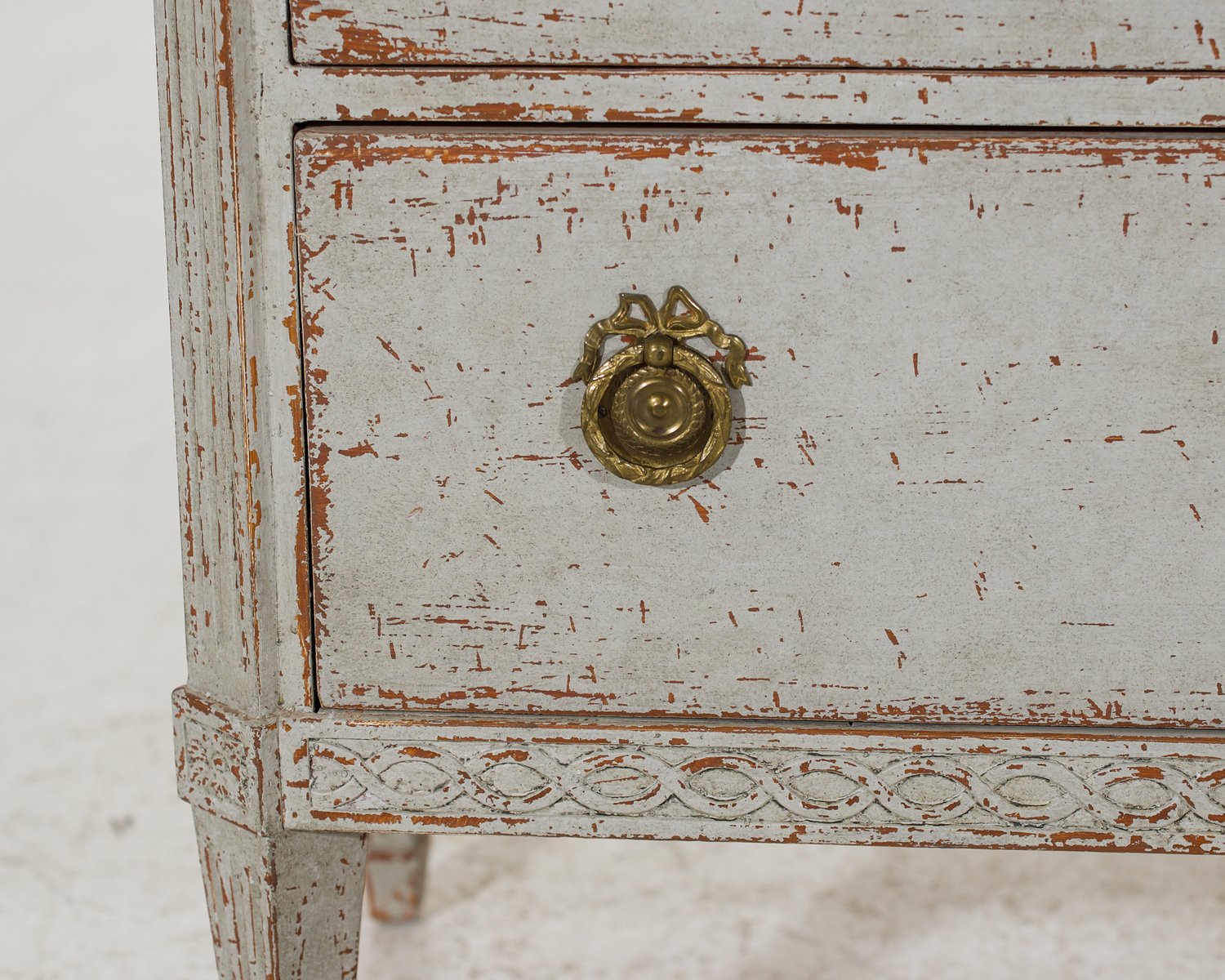 Charming chest of drawers with decorative carvings, 19th Century - JAA
