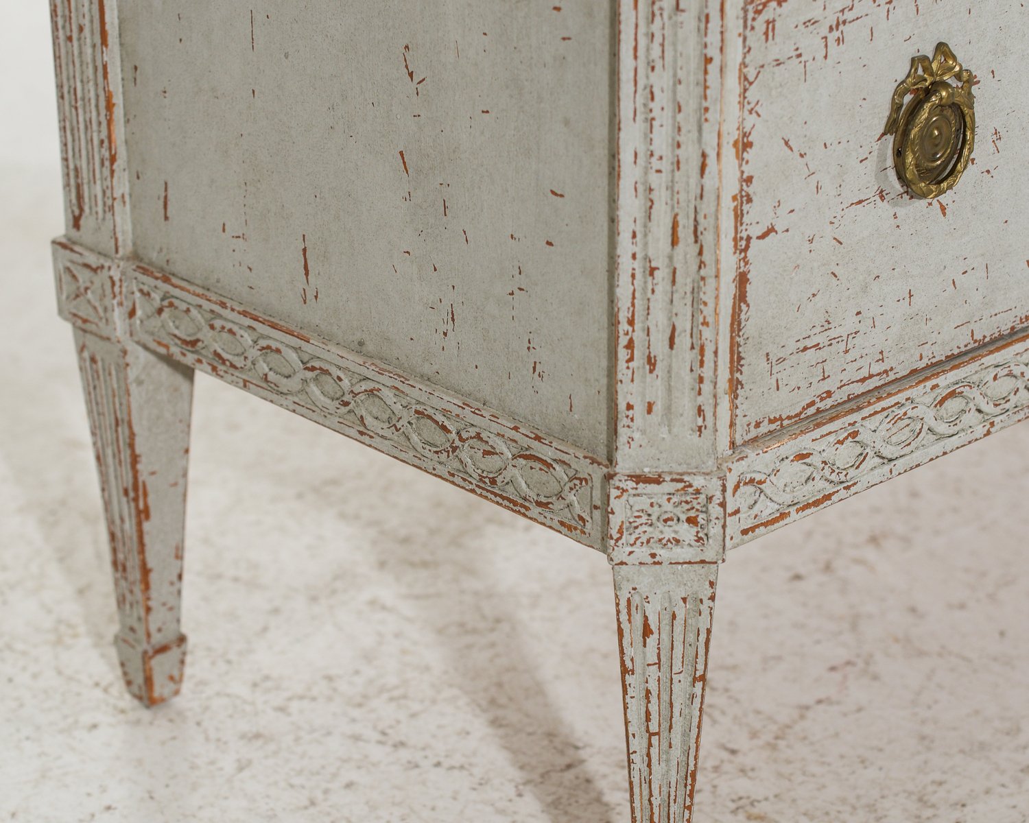 Charming chest of drawers with decorative carvings, 19th Century - JAA