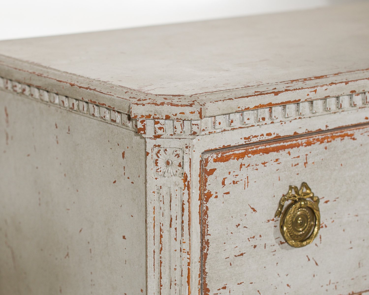 Charming chest of drawers with decorative carvings, 19th Century - JAA