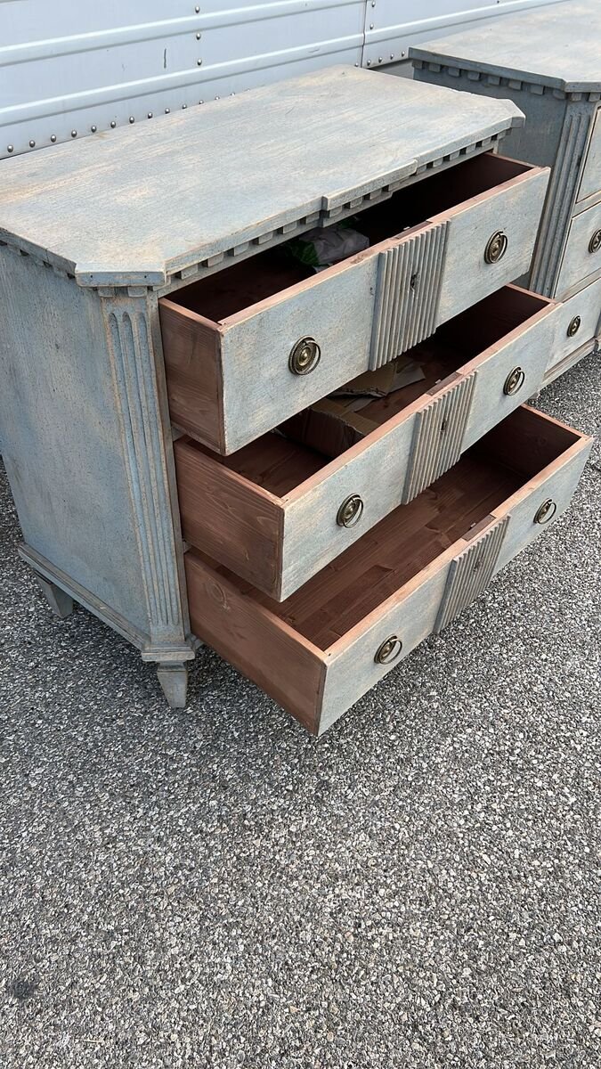 Pair of Florentine handcrafted chests of drawers, that you had already confirmed last week in lacquered fir wood, - JAA