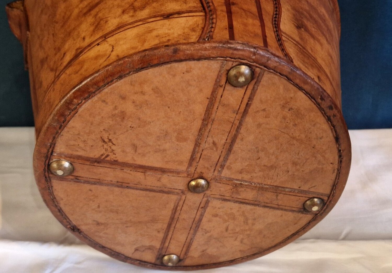 Leather hat box in used condition. 19th century - JAA