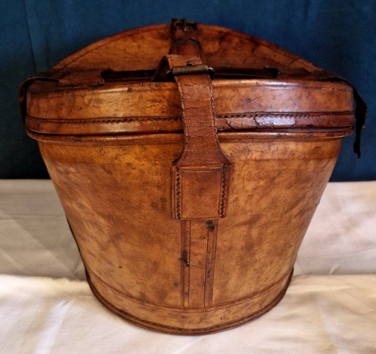 Leather hat box in used condition. 19th century - JAA