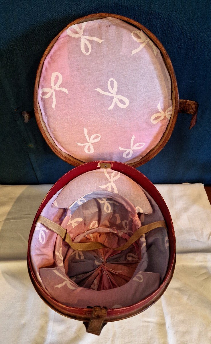 Leather hat box in used condition. 19th century - JAA