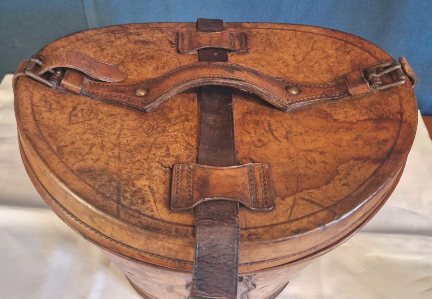 Leather hat box in used condition. 19th century - JAA