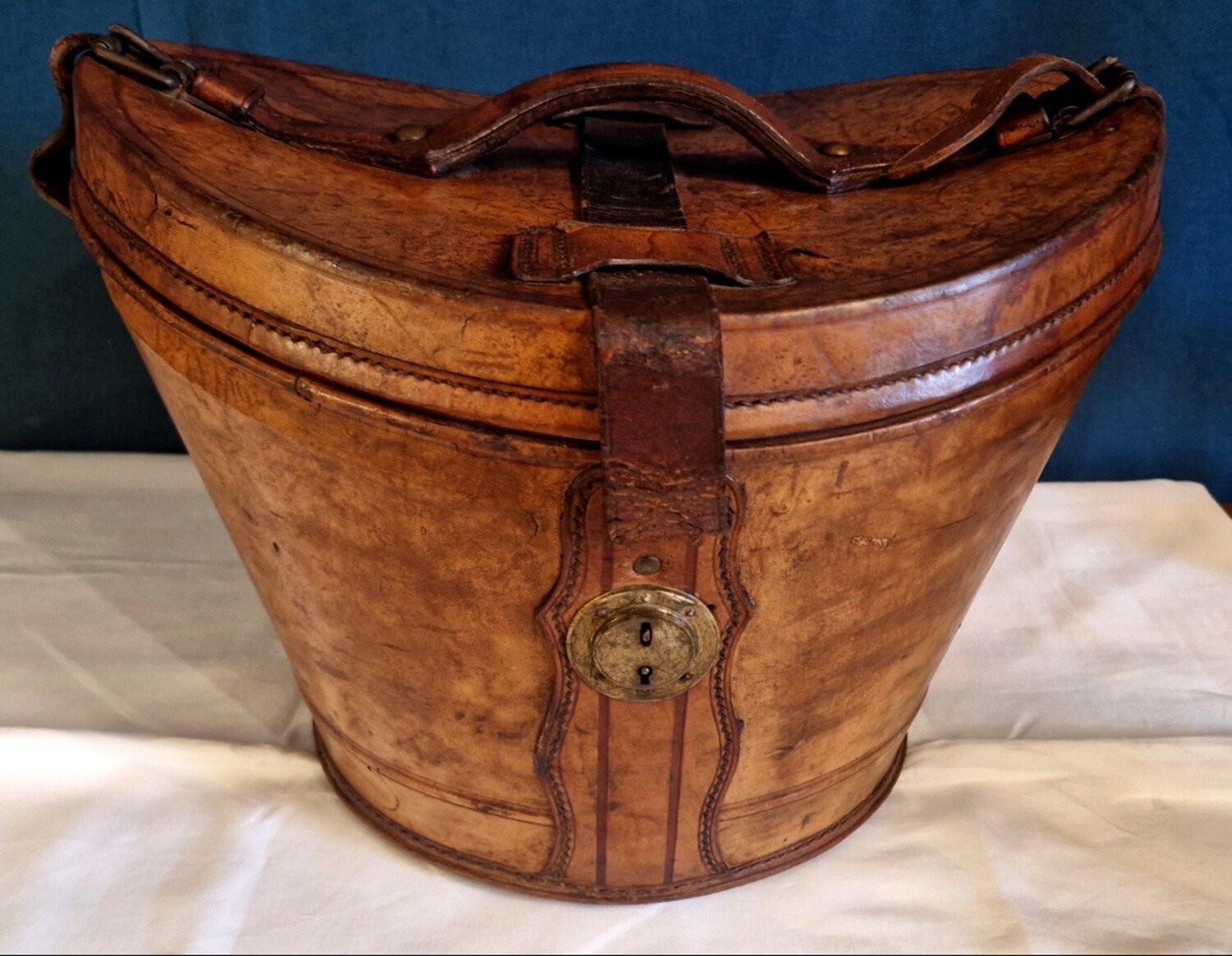 Leather hat box in used condition. 19th century - JAA