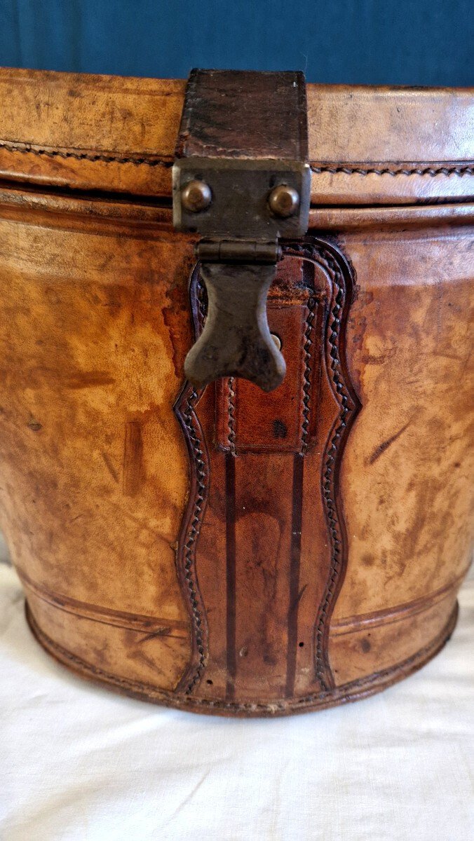Leather hat box in used condition. 19th century - JAA