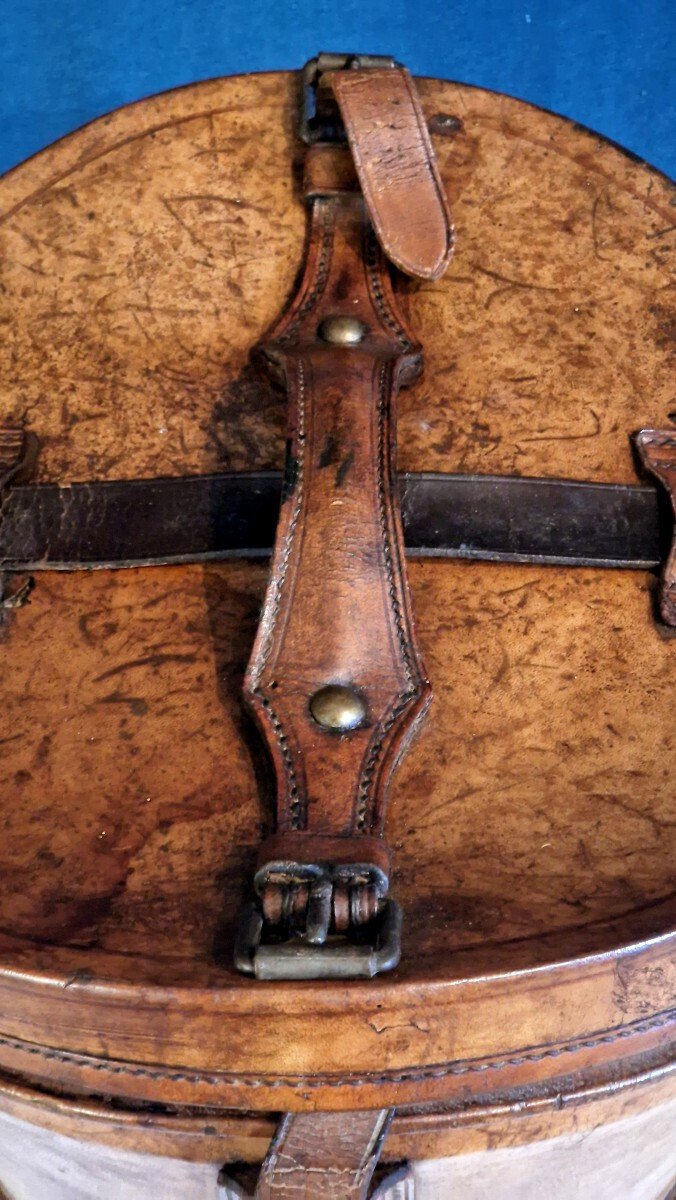 Leather hat box in used condition. 19th century - JAA
