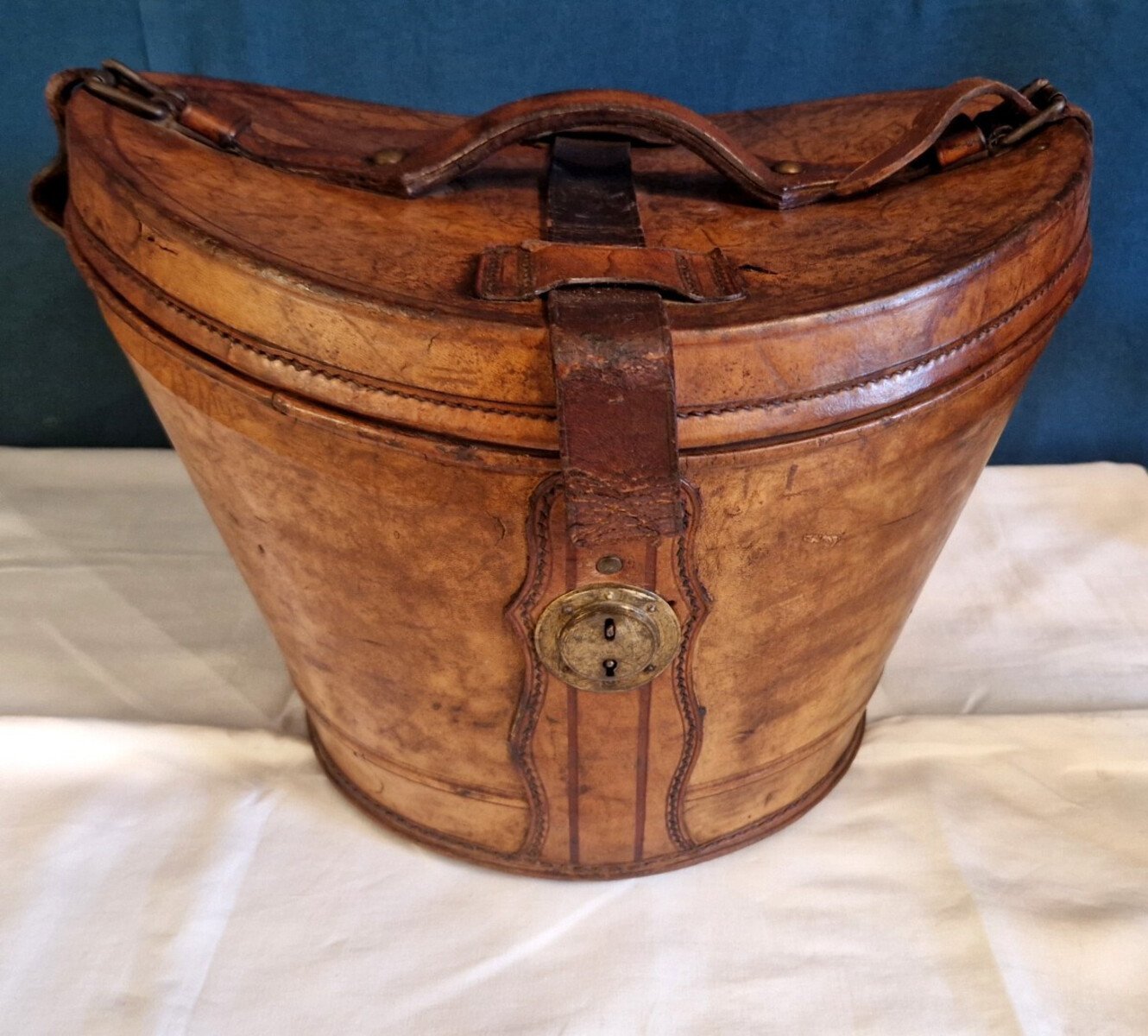 Leather hat box in used condition. 19th century - JAA