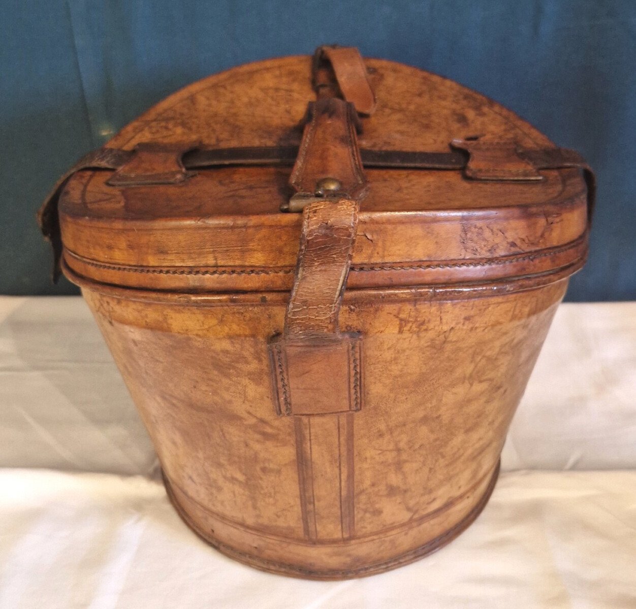Leather hat box in used condition. 19th century - JAA