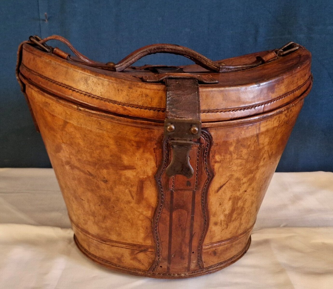 Leather hat box in used condition. 19th century - JAA
