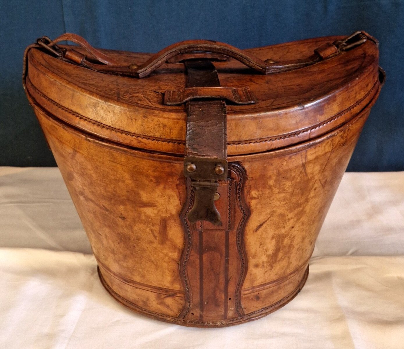 Leather hat box in used condition. 19th century - JAA