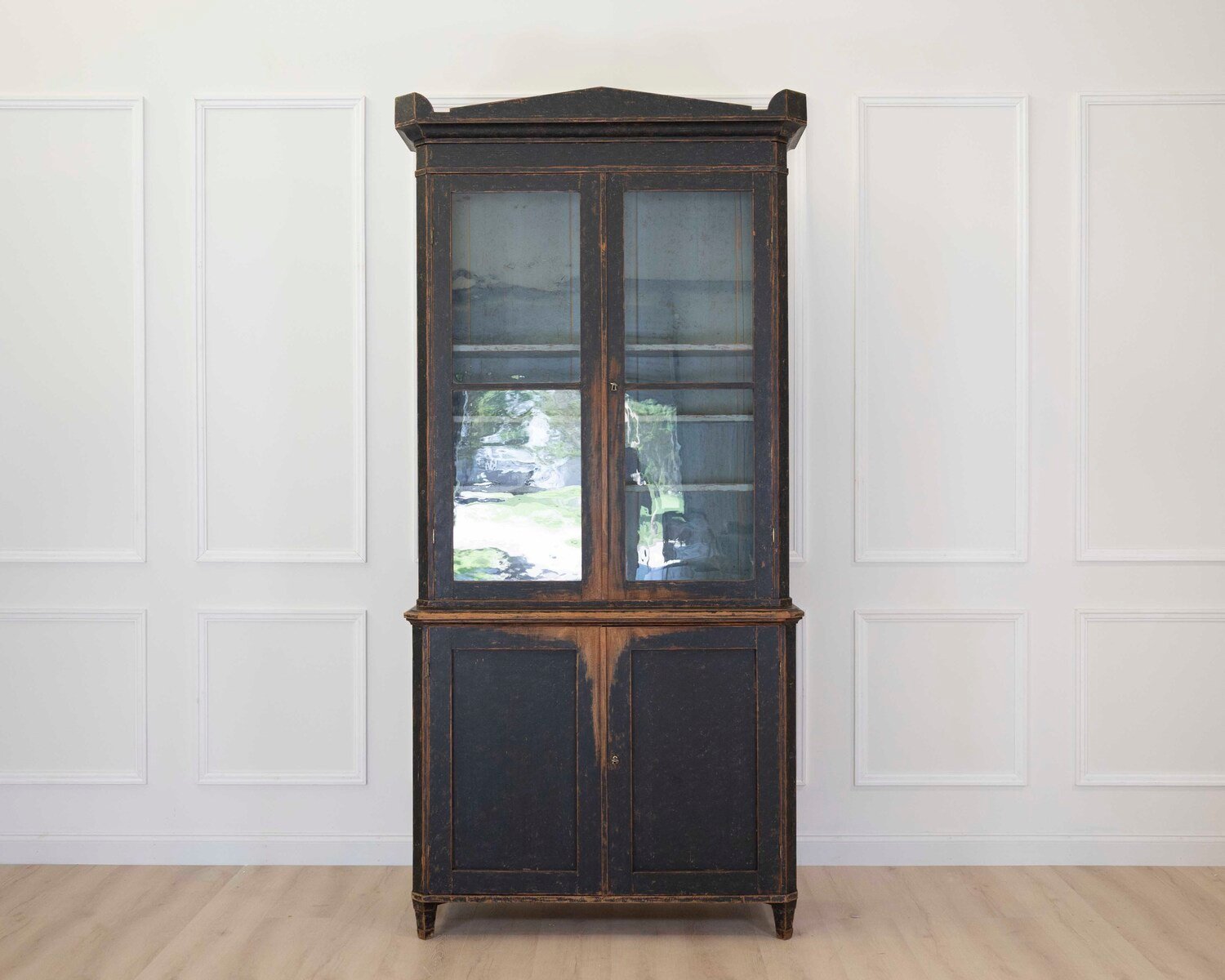 Tall early 19th Century bookcase with adjustable shelves, repainted in black and with a blue interior circa 1820 - JAA