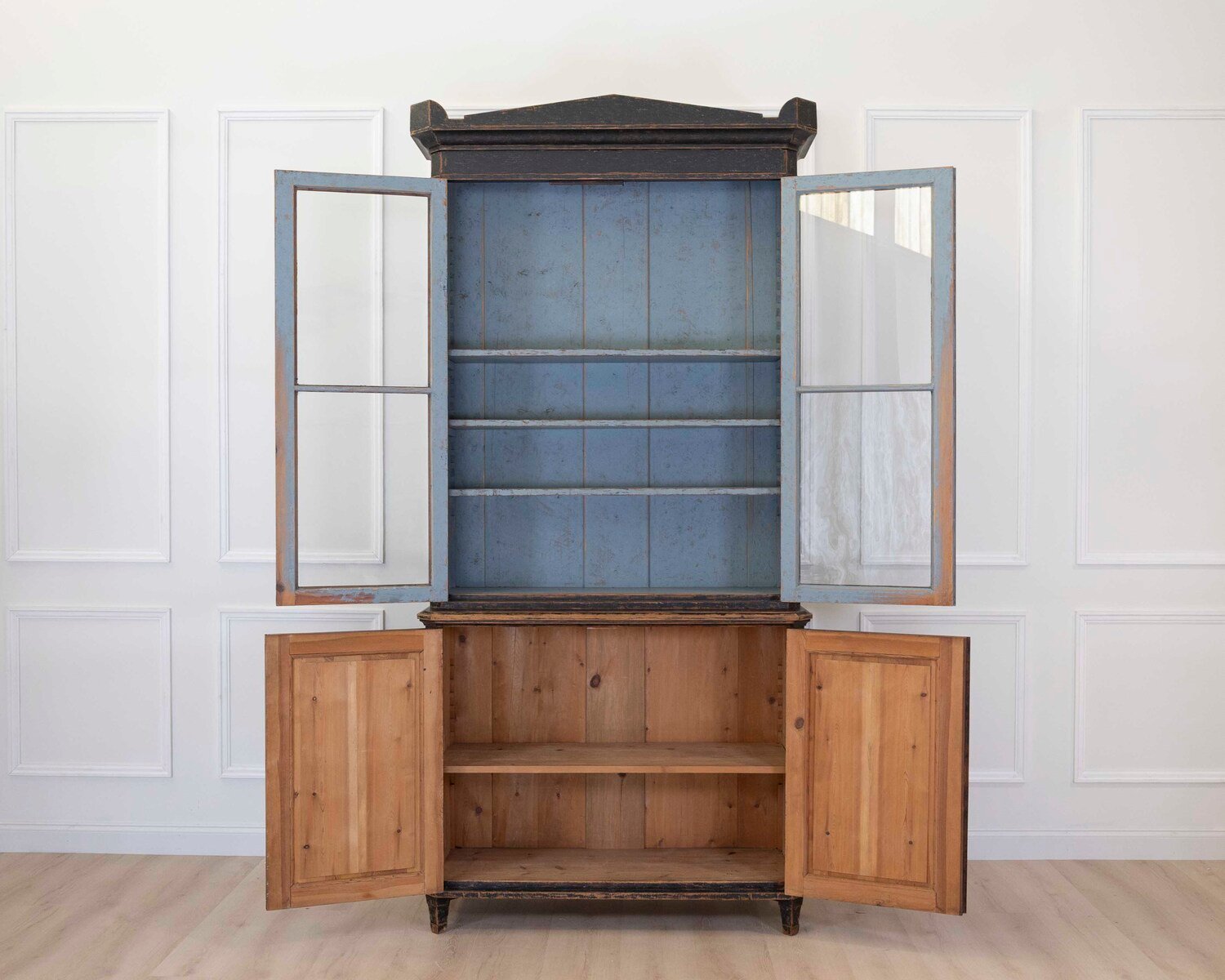 Tall early 19th Century bookcase with adjustable shelves, repainted in black and with a blue interior circa 1820 - JAA