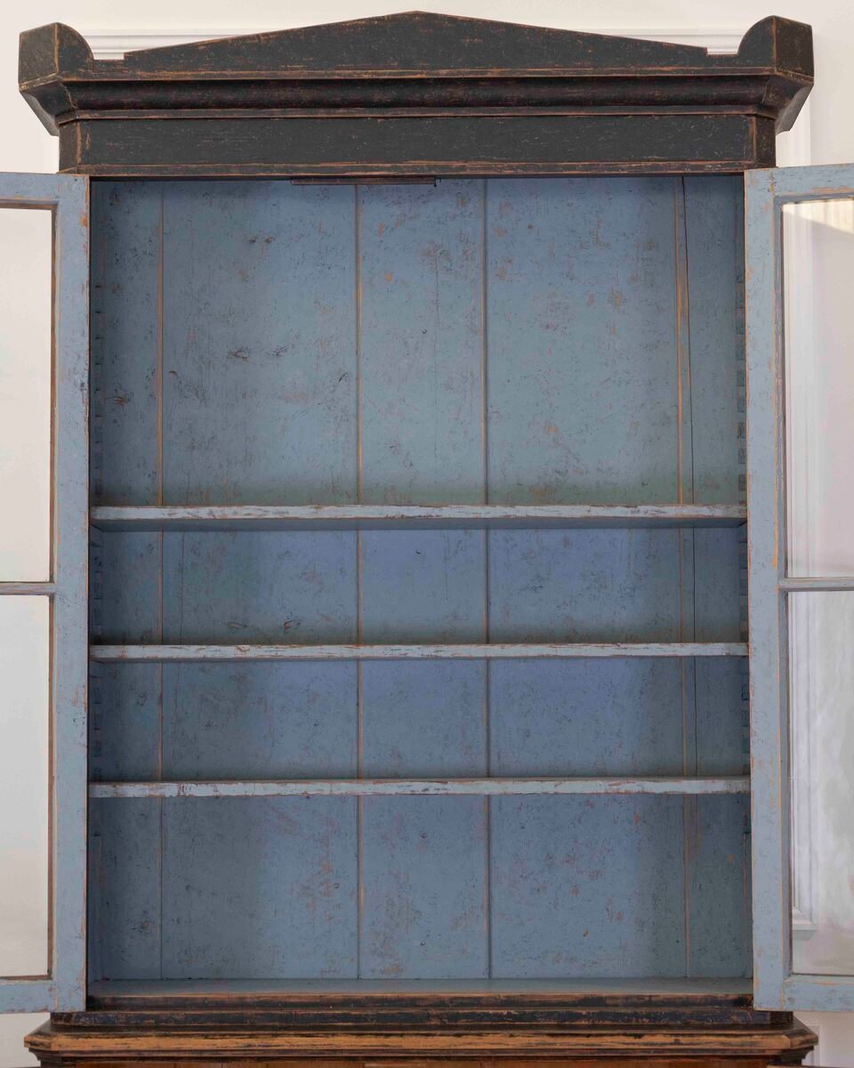 Tall early 19th Century bookcase with adjustable shelves, repainted in black and with a blue interior circa 1820 - JAA
