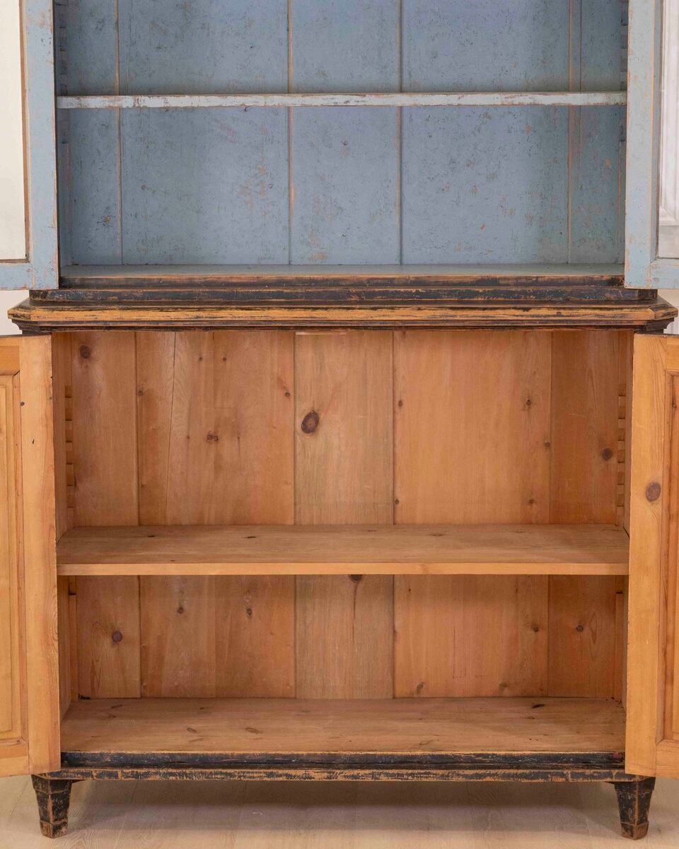 Tall early 19th Century bookcase with adjustable shelves, repainted in black and with a blue interior circa 1820 - JAA