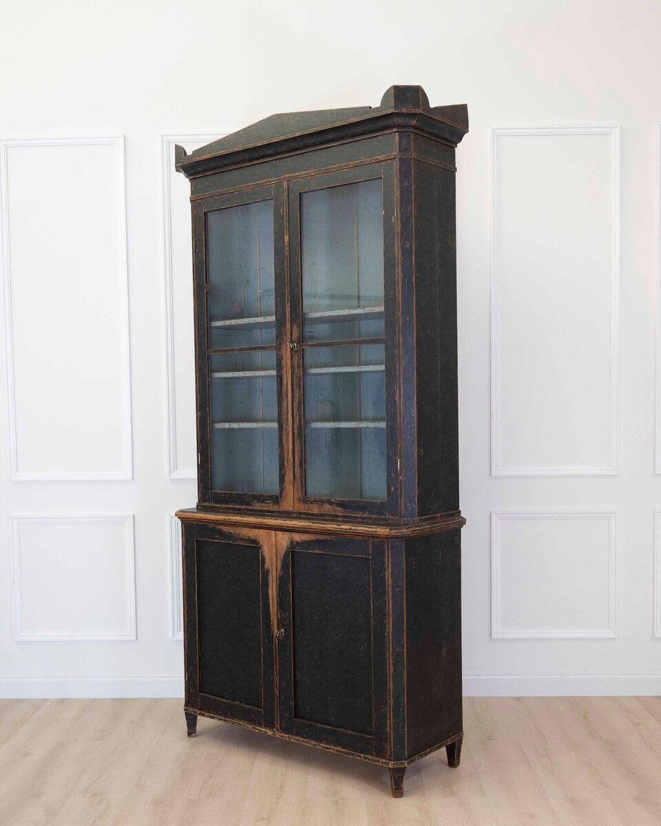 Tall early 19th Century bookcase with adjustable shelves, repainted in black and with a blue interior circa 1820 - JAA