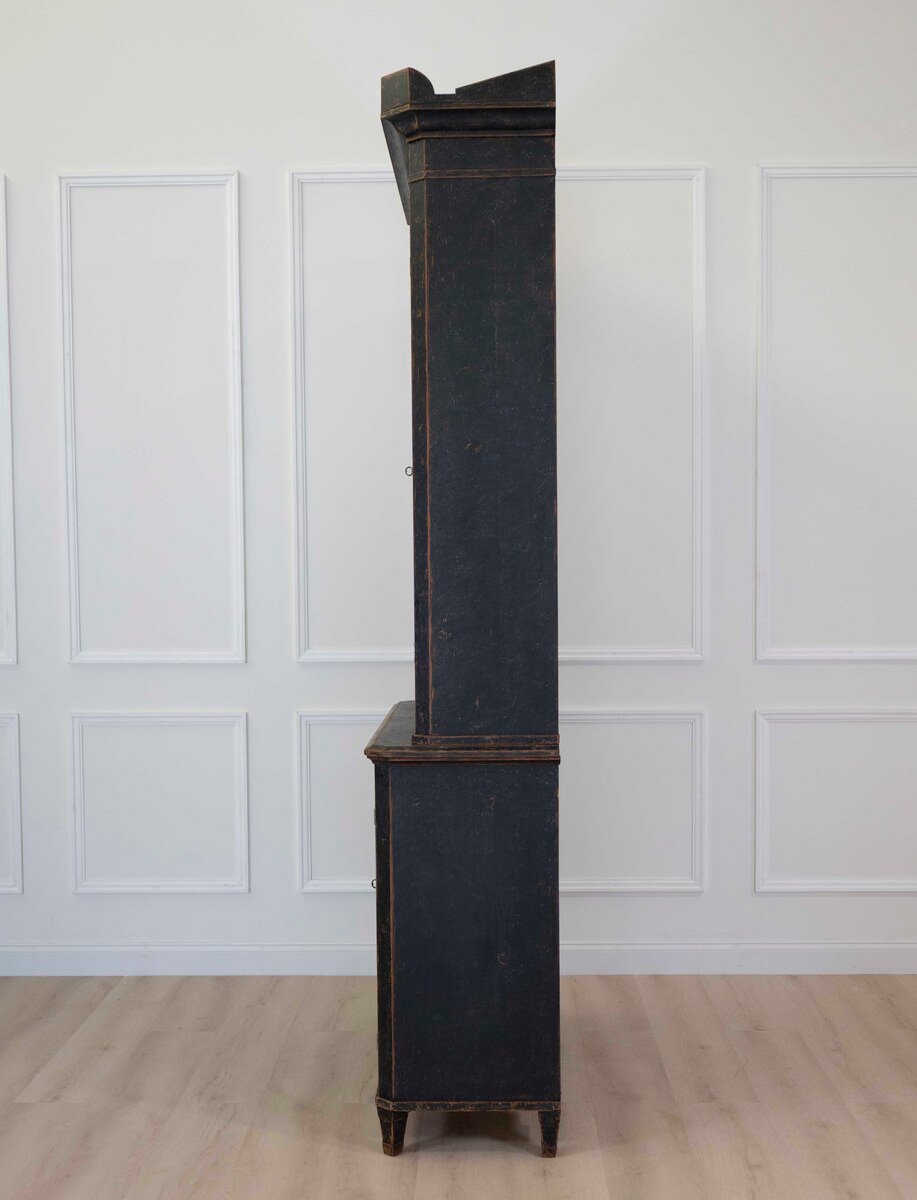 Tall early 19th Century bookcase with adjustable shelves, repainted in black and with a blue interior circa 1820 - JAA