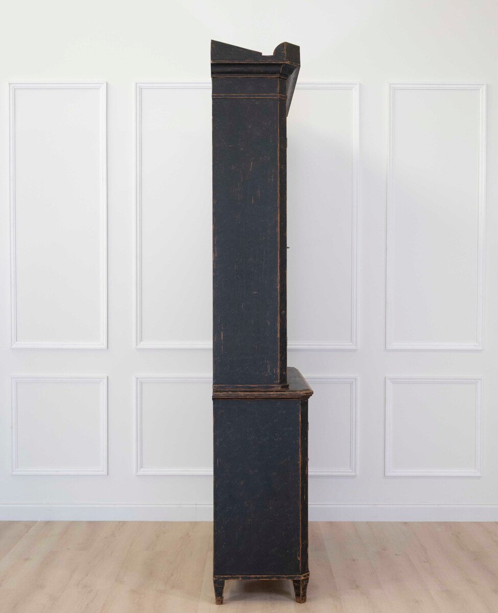 Tall early 19th Century bookcase with adjustable shelves, repainted in black and with a blue interior circa 1820 - JAA