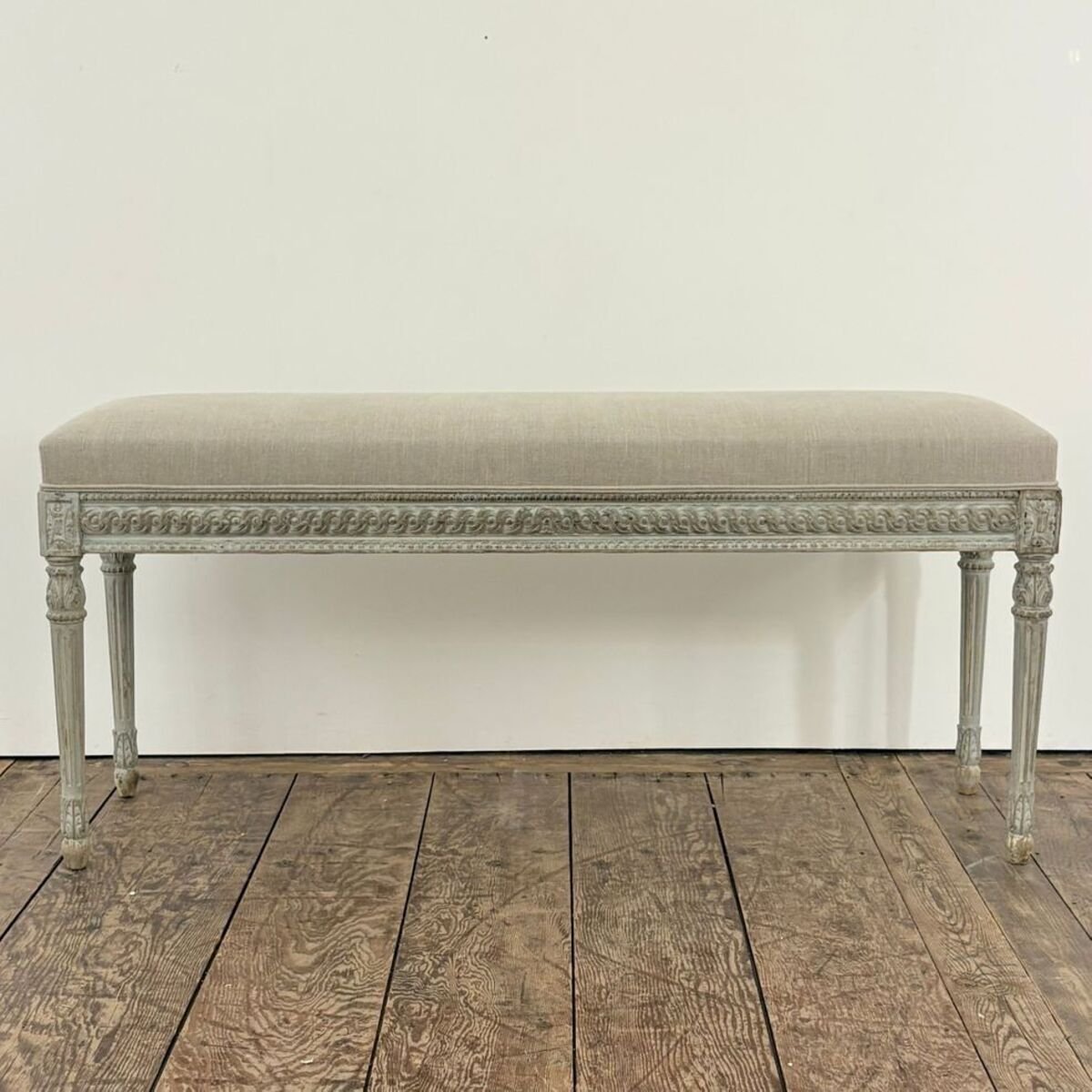 Beautiful Louis XVI style bench in painted carved wood. Upholstery refurbished and covered with natural linen - JAA