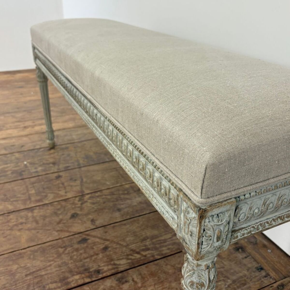 Beautiful Louis XVI style bench in painted carved wood. Upholstery refurbished and covered with natural linen - JAA