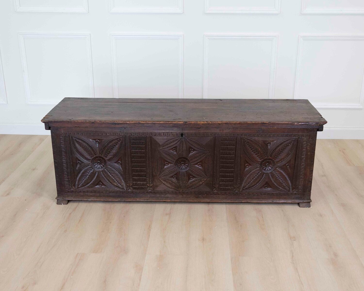Very good 18th century Italian carved pine coffer with good colour. 1760. - JAA