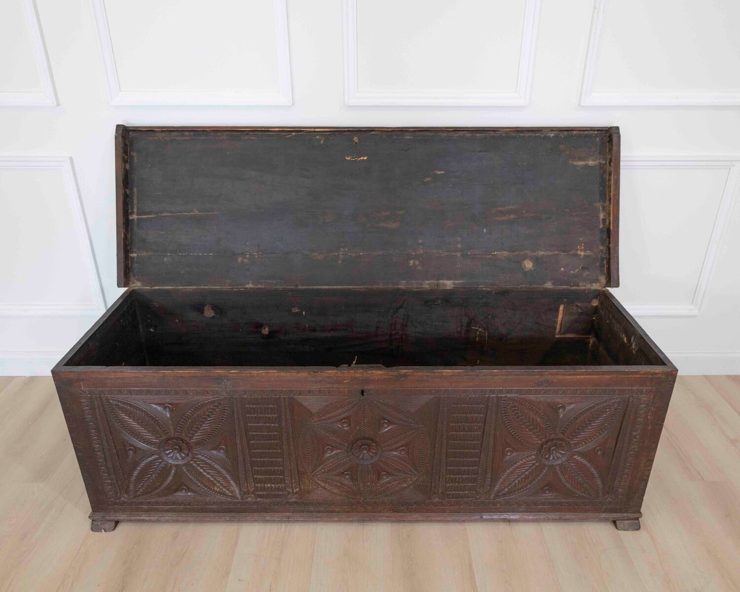 Very good 18th century Italian carved pine coffer with good colour. 1760. - JAA