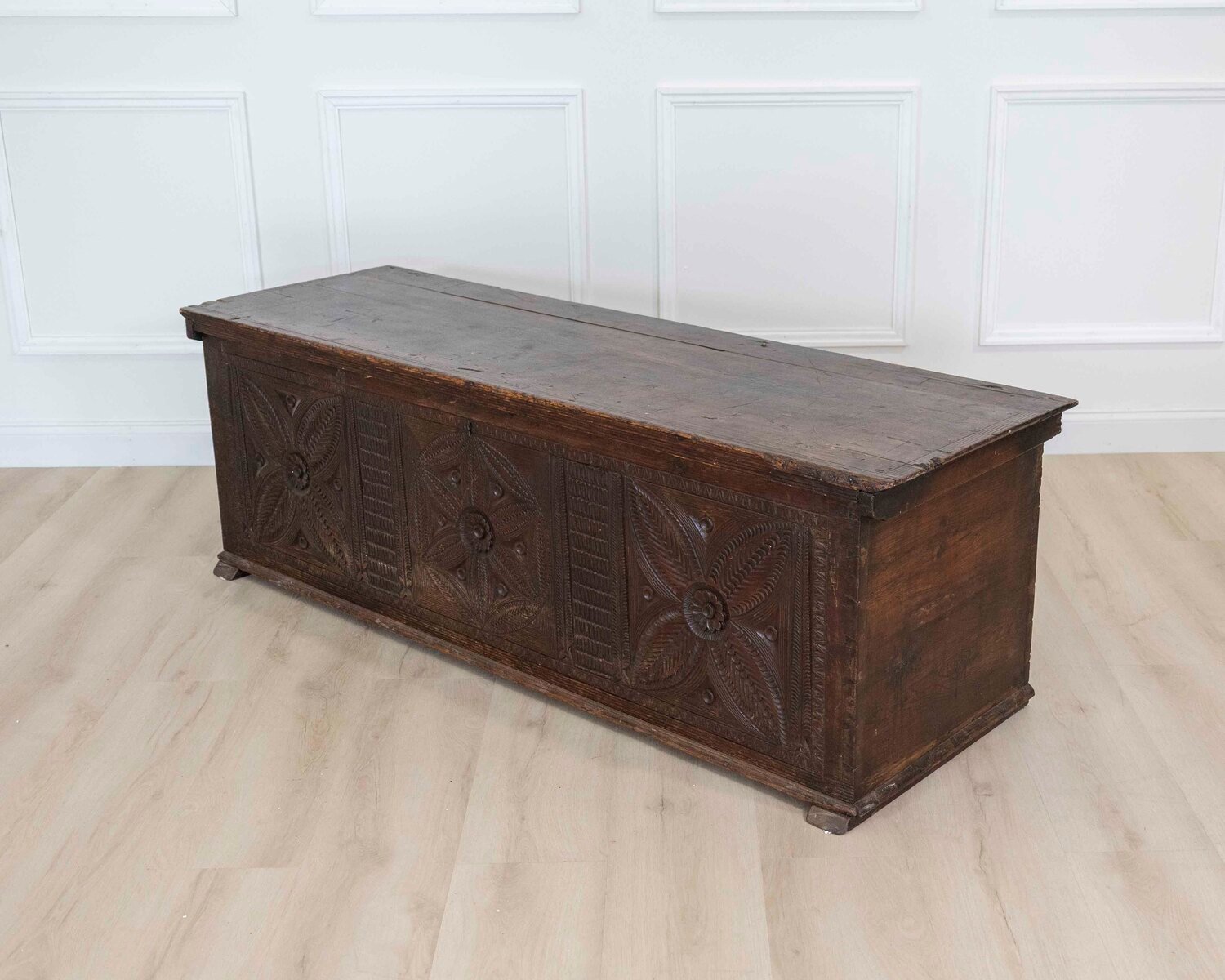 Very good 18th century Italian carved pine coffer with good colour. 1760. - JAA